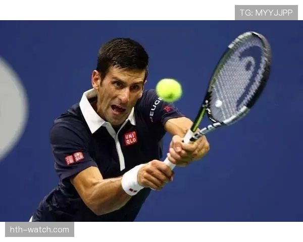 德约科维奇训练完顺手啃了块生菜，这自律看得我饭都吃不香了